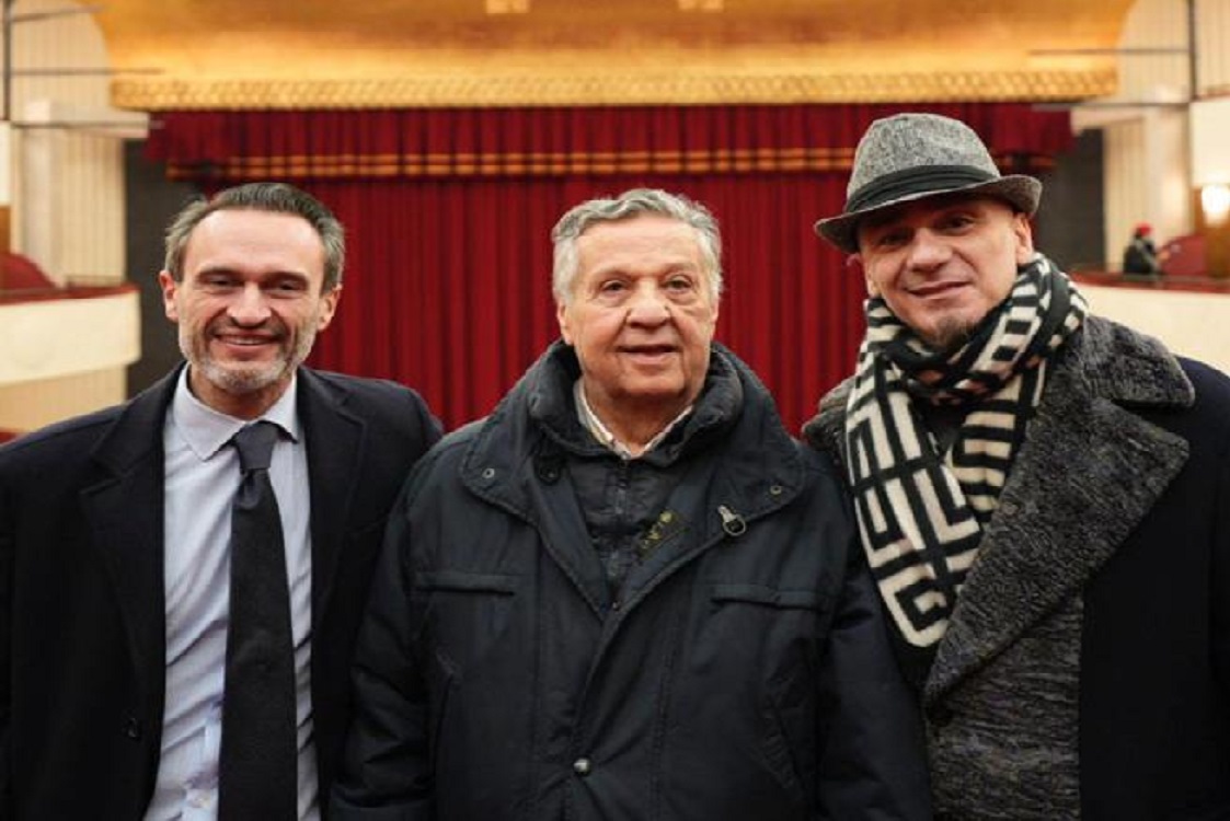 Milano, Teatro Lirico ripartito con tutto esaurito per Ale e Franz e la benedizione del 'taaac Milano, Teatro Lirico ripartito con tutto esaurito per Ale e Franz e la benedizione del 'taaac