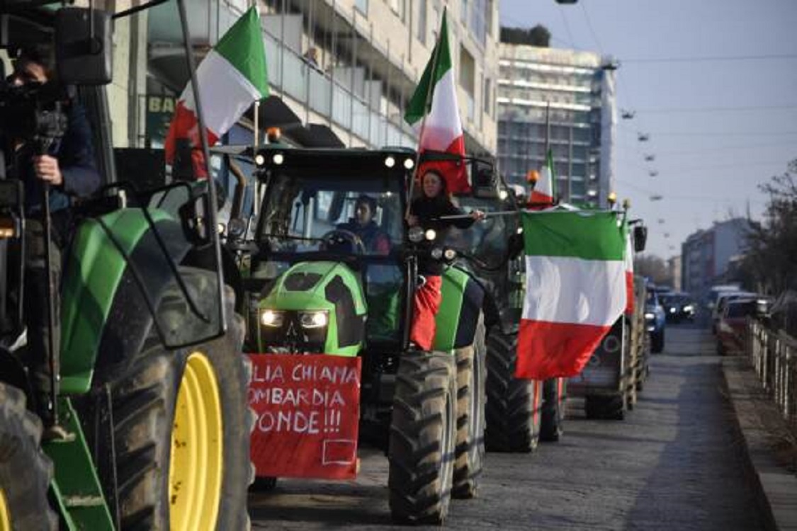MilanoPost Trattori a Milano davanti alla Regione