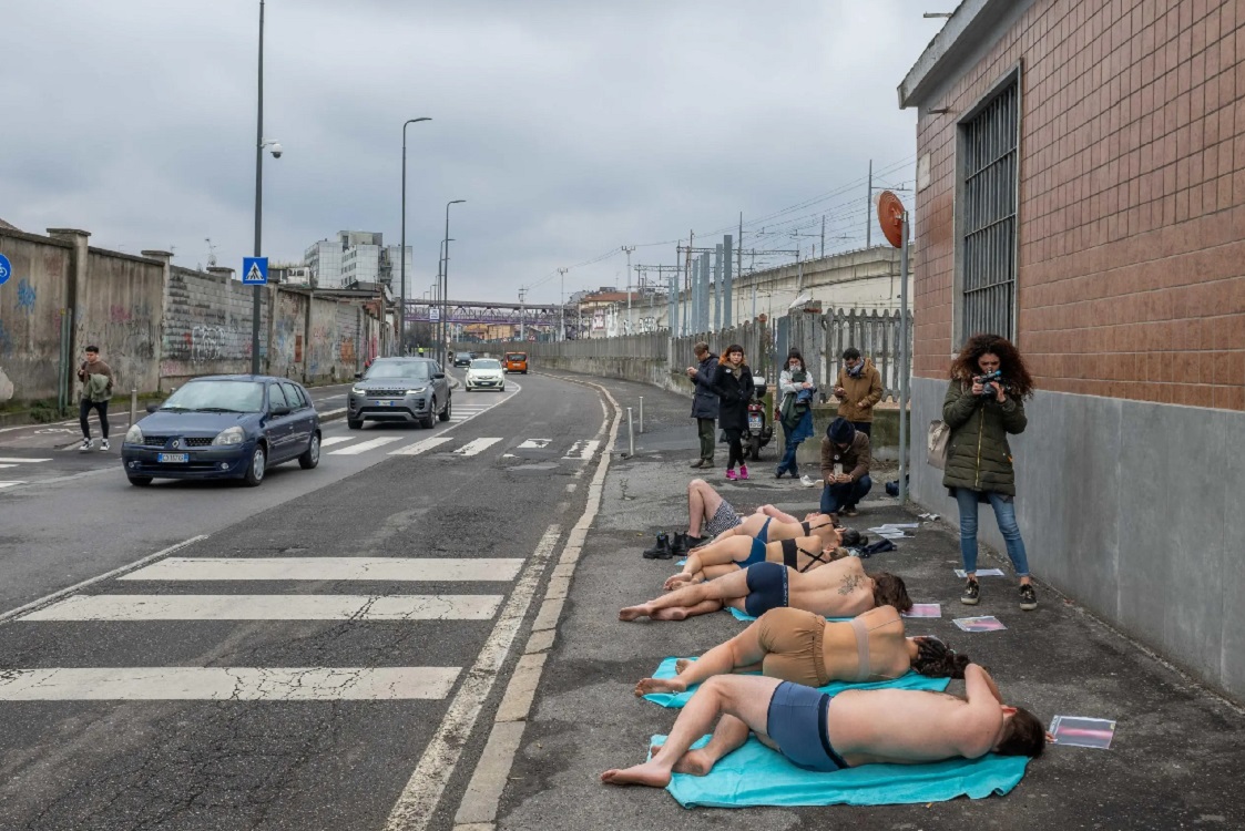 MilanoPost protesta in mutande al Cpr Corelli