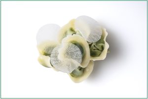 Piatto simbolo 2024 - Antonia Klugmann-Raviolo alle erbe amare e rapa bianca