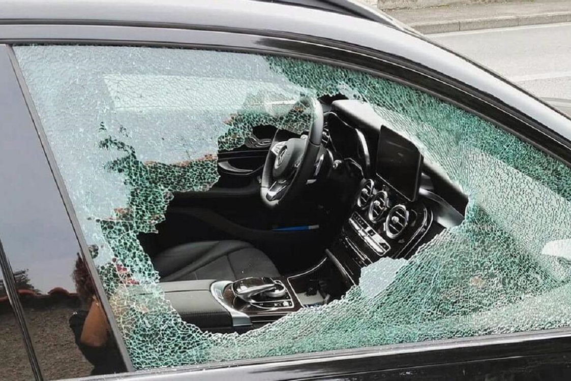 il-vetro-dell-auto-spaccato