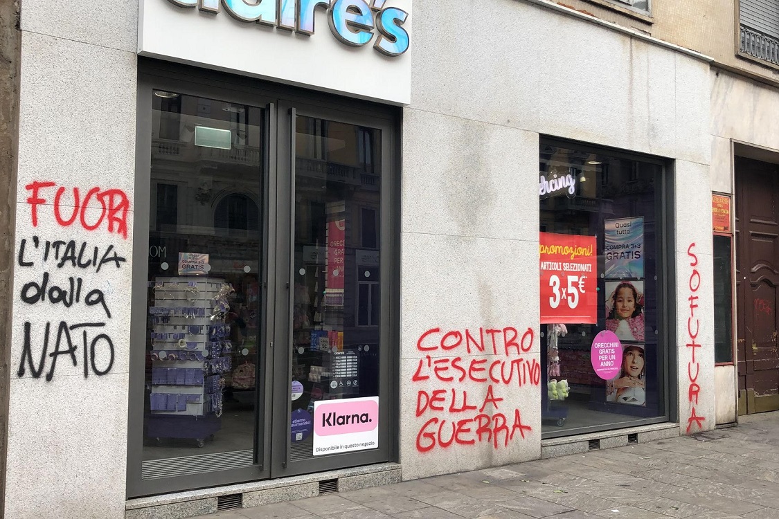 scritte sotto la sede di FdI