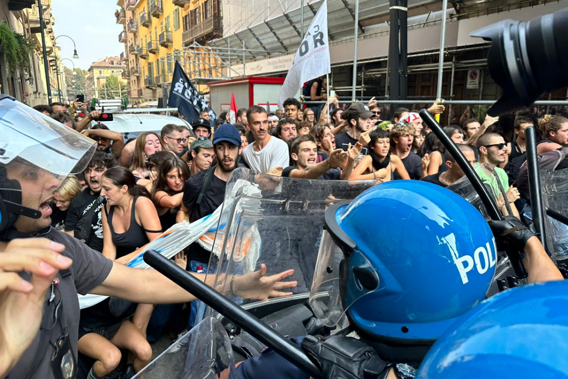 centri sociali contro polizia