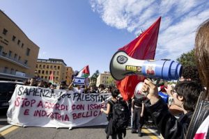 MilanoPost manifestazione alla Sapienza