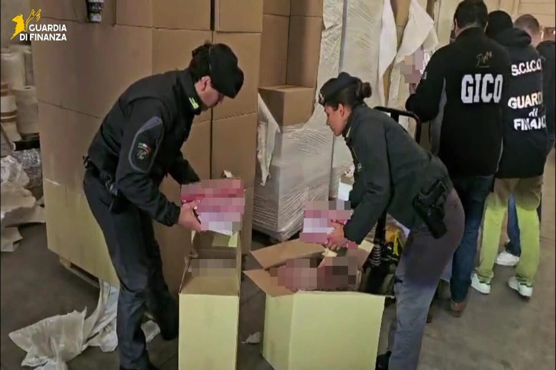 Finanza-fabbrica-di-sigarette.