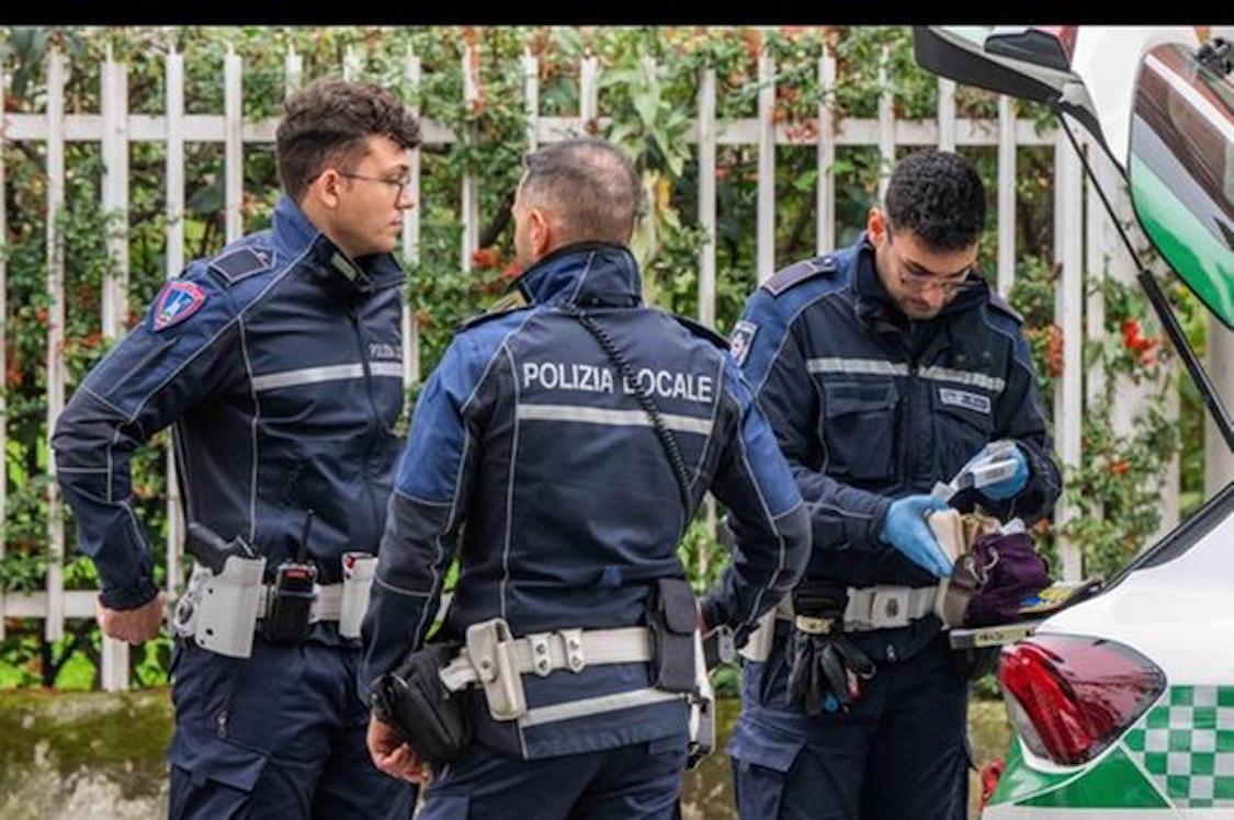 Litiga con una donna e la investe